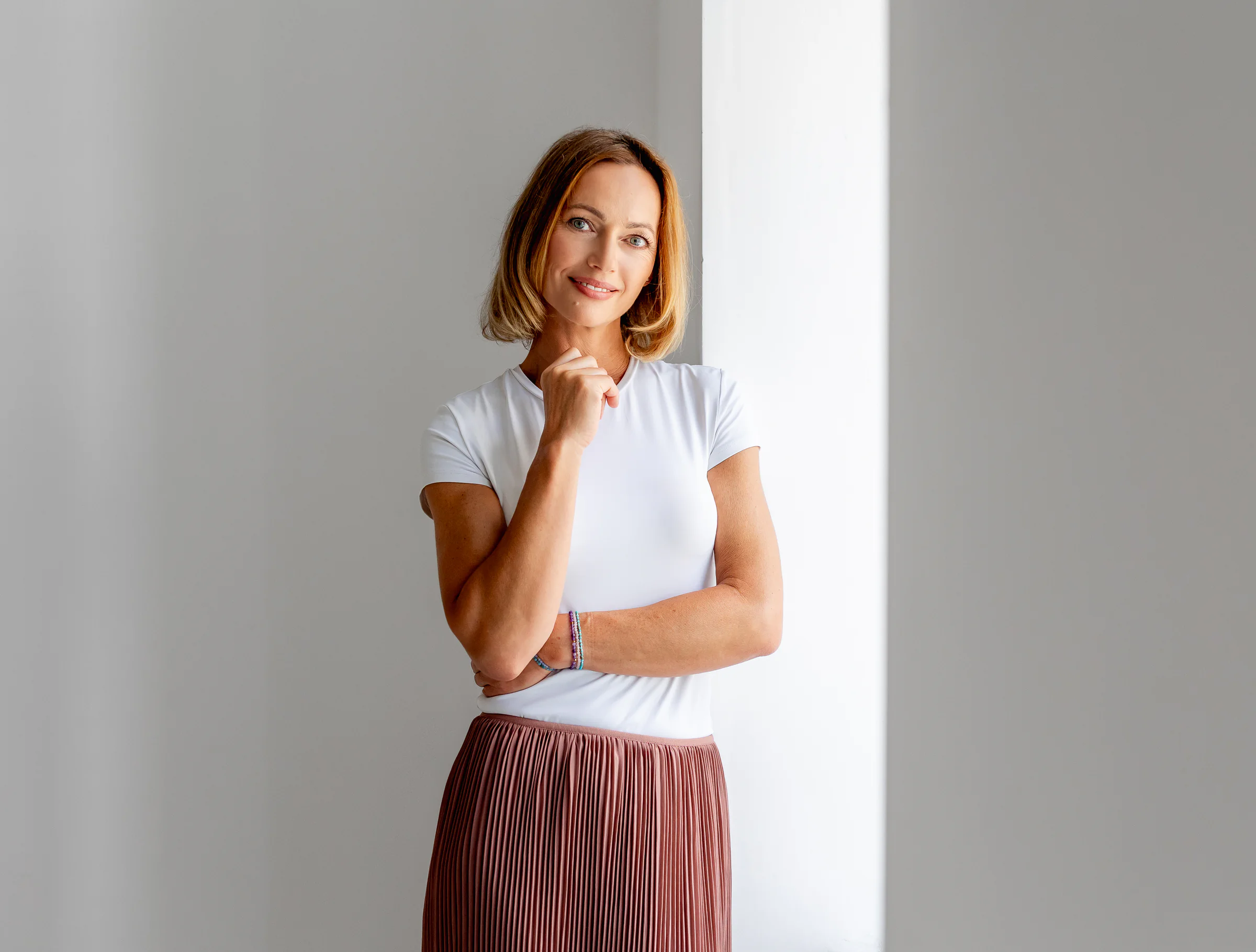 Daria Hauer stojąca przy oknie